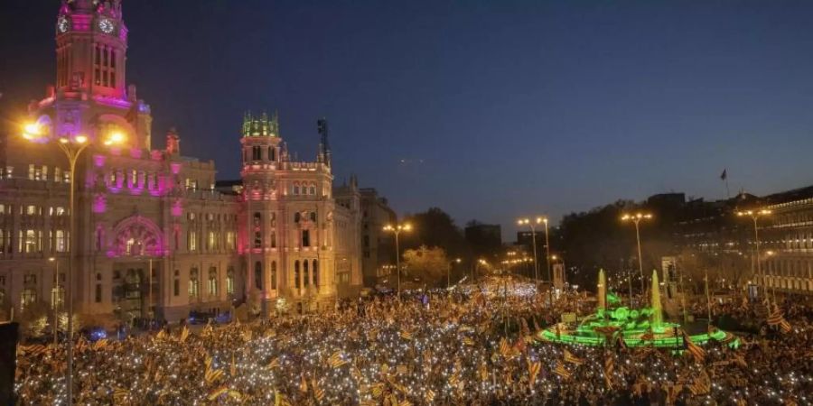 (Zehn-)Tausende Anhänger der katalanischen Unabhängigkeitsbewegung demonstrieren in Madrid. Foto: Bernat Armangue/AP