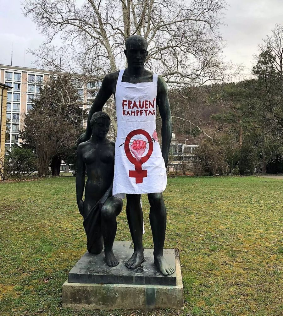 Die Skulptur «Volk und Staat» darf am Weltfrauentag nicht nackt bleiben.