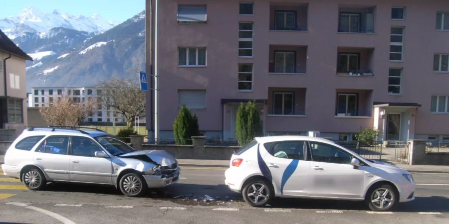 zwei beschädigte Autos, Mehrfamilienhaus