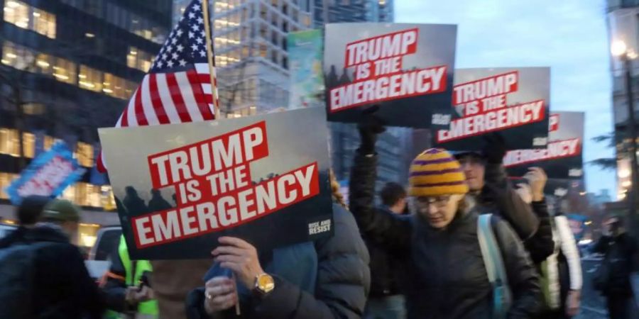 Demonstranten vor dem Trump Tower. Foto: G. Ronald Lopez/ZUMA Wire