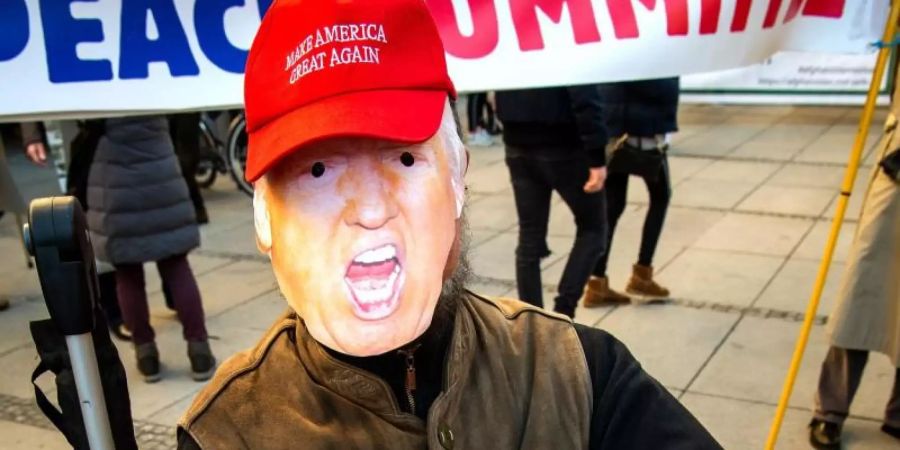 Ein Teilnehmer an der Demonstration gegen die Sicherheitskonferenz sitzt als Trump verkleidet. Foto: Sina Schuldt