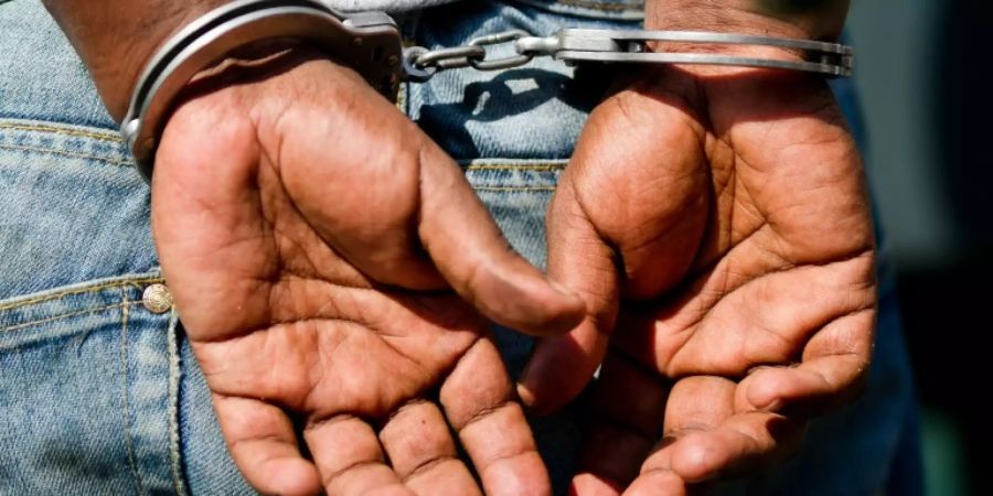 Flüchtling mit Handschellen