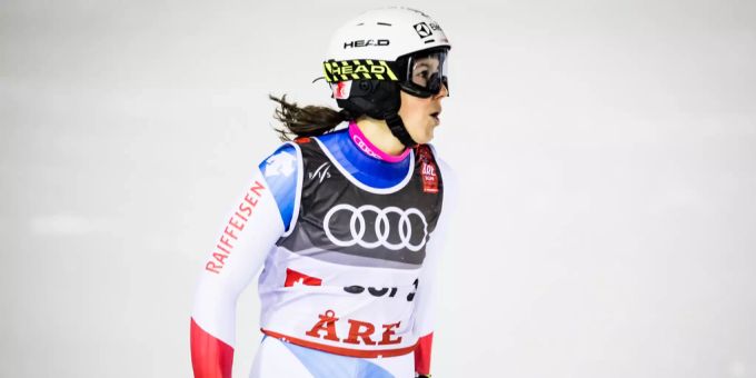 Wendy Holdener, Lara Gut-Behrami und Andrea Ellenberger treten im Riesenslalom an. Wendy Holdener feiert im Ziel.