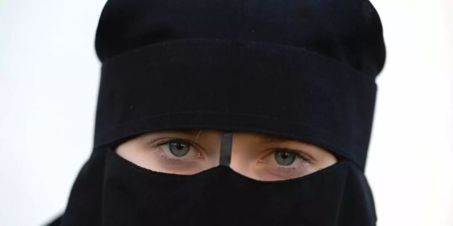 Eine Frau trägt einen Nikab. Foto: Peter Endig