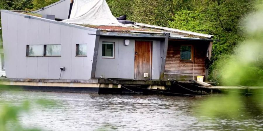 Das Hausboot «Silberfisch» liegt an seinem dauerhaften Liegeplatz an der Hunte. Liegeplätze für Hausboote sind stark nachgefragt. Foto: Hauke-Christian Dittrich