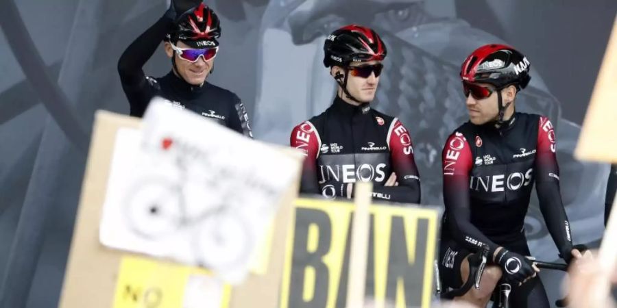 Gleich am ersten Tag als Team Ineos sieht sich das Froome-Team Protestlern gegenüber. Foto: Martin Rickett/PA Wire