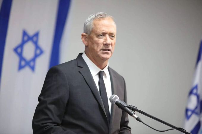 Benny Gantz vom Oppositionsbündnis Blau-Weiss spricht bei einer Pressekonferenz. Nach der Parlamentswahl in Israel