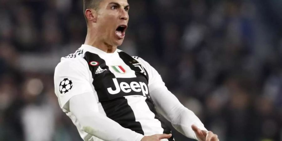 Cristiano Ronaldo lässt sich beim 3:0 gegen Atlético Madrid zu einer provokanten Jubelpose hinreissen. Foto: Antonio Calanni/AP