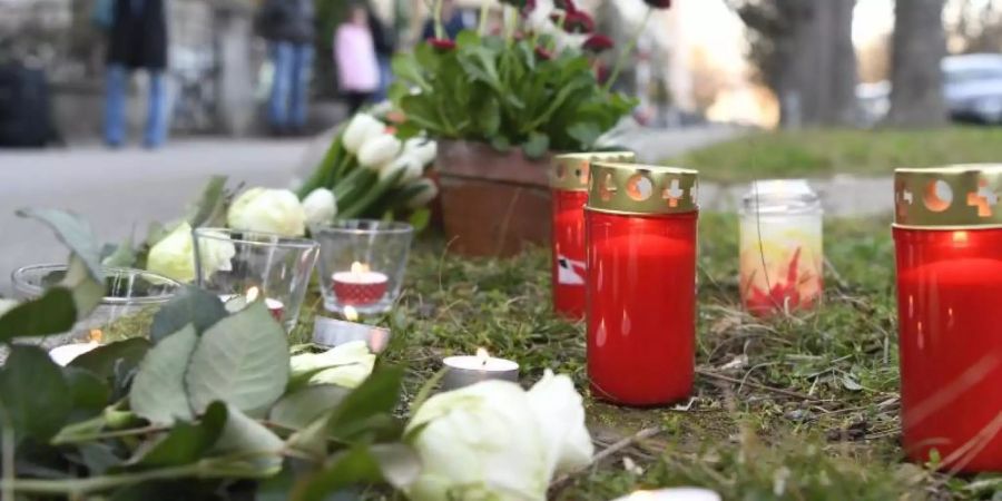 Der Junge war nach Angaben der Ermittler auf dem Weg nach Hause, als er auf der Strasse plötzlich niedergestochen wurde. Foto: Georgios Kefalas/KEYSTONE