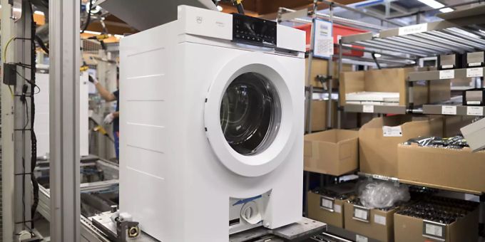 Eine Waschmaschine von V-Zug in der Produktionsstätte. (Archiv) v-zug