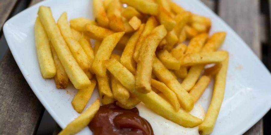 Für Kinder gibt es in Restaurants oft nicht nur kleinere Portionen, sondern auch nicht besonders gesunde Gerichte. Foto: Lukas Schulze