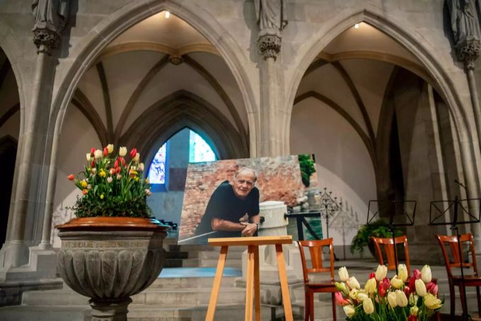Die geschmückte Fraumünster-Kirche.