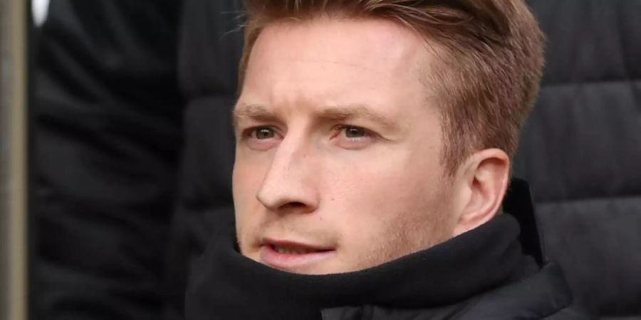 Marco Reus sass beim Spiel in Werder Bremen am Spielfeldrand. Foto: Friso Gentsch