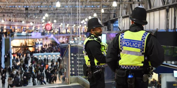 Polizisten von Scotland Yard warten an der Waterloo Station in London. Polizei Scotland Yard London