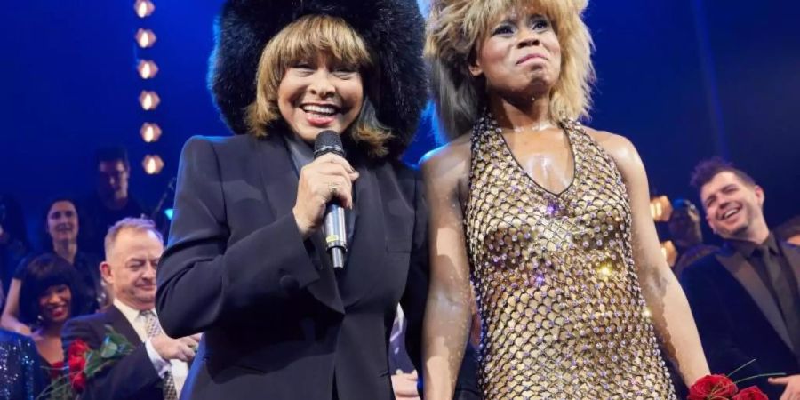 Tina Turner (l) und Hauptdarstellerin Kristina Love stehen nach der Deutschland-Premiere auf der Bühne im Operettenhaus. Foto: Georg Wendt