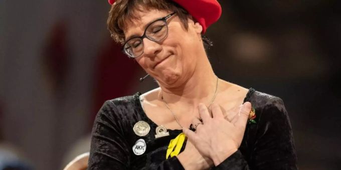 CDU-Chefin Annegret Kramp-Karrenbauer während ihres Fastnacht-Auftritts in Stockach am Bodensee. Foto: Patrick Seeger CDU-Chefin Annegret Kramp-Karrenbauer während ihres Fastnacht-Auftritts in Stockach am Bodensee. Foto: Patrick Seeger