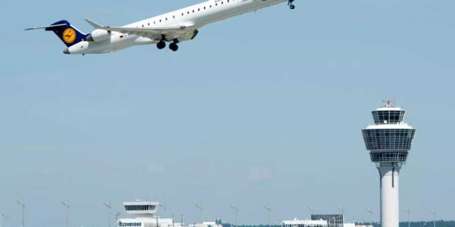 Ein Flugzeug der Lufthansa startet vom Flughafen in München. Foto: Armin Weigel