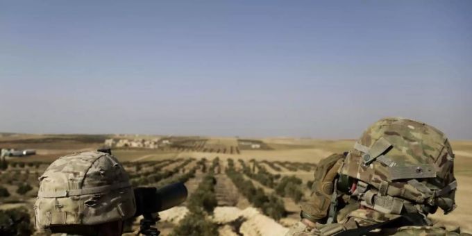 Zwei US-Soldaten schauen von ihrer Basis in Syrien zur türkischen Grenze hinüber. Foto: Susannah George/AP Zwei US-Soldaten schauen von ihrer Basis in Syrien zur türkischen Grenze hinüber. Foto: Susannah George/AP