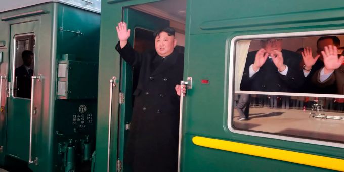 Nordkoreas Machthaber Kim Jong Un winkt dem Volk vom gepanzerten Sonderzug aus zu. Kim Jong Un Sonderzug