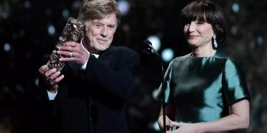 Robert Redford erhält seinen Ehren-César von Kristin Scott Thomas. Foto: Christophe Ena/AP