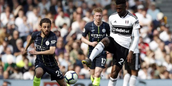 Bernardo Silva (links, Manchester City) im Zweikampf mit Andre-Frank Zambo Anguissa (FC Fulham). Manchester City gegen Fulham