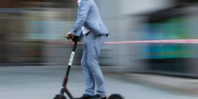 Mann mit E-Scooter in Bamberg Mann mit E-Scooter in Bamberg