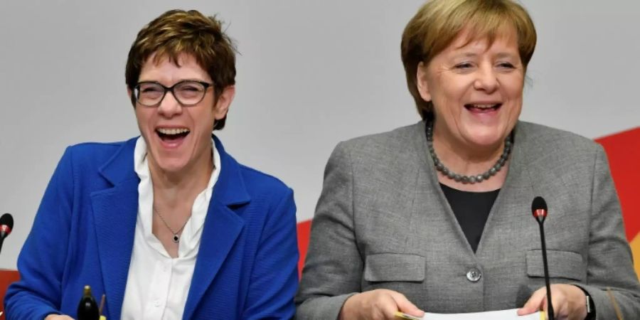 Annegret Kramp-Karrenbauer und Angela Merkel (beide CDU)