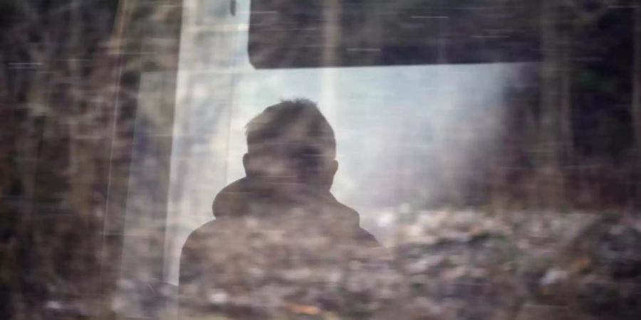 Ein Mann blickt aus dem Fenster eines Zuges. Foto: Karl-Josef Hildenbrand/Illustration