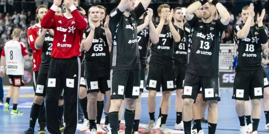 Die Kieler Handballer feiern den Einzug ins EHF-Pokalfinale. Foto: Frank Molter
