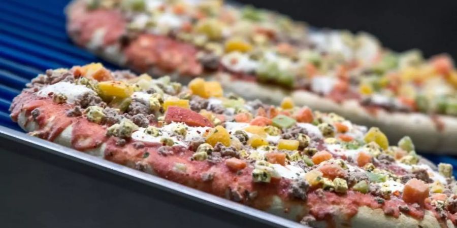 Fertigpizza: Die Zahl der Übergewichtigen steigt, mittlerweile gilt hierzulande jeder zweite Erwachsene als zu dick. Foto: Jens Büttner