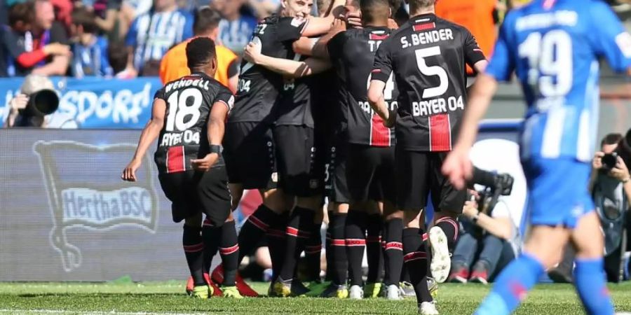 Das Mannschaft von Bayer Leverkusen (l) jubelt über die Champions League. Foto: Andreas Gora