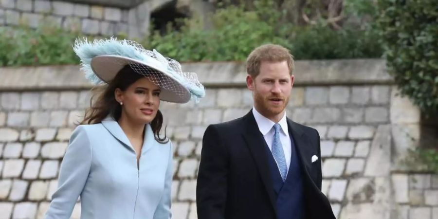 Ohne Meghan: Prinz Harry mit Lady Sophie Windsor (l), einer Schwägerin der Braut, auf dem Weg zur Hochzeit von Lady Gabriella Windsor und Thomas Kingston. Foto: Steve Parsons