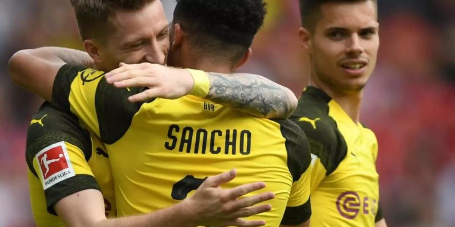 BVB-Spieler Marco Reus, Jadon Sancho und Julian Weigl jubeln über den Sieg in Freiburfg. Foto: Patrick Seeger