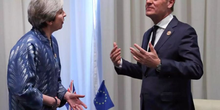Theresa May und Donald Tusk bei einem Treffen in Scharm el Scheich im Februar. Foto: Francisco Seco/AP POOL