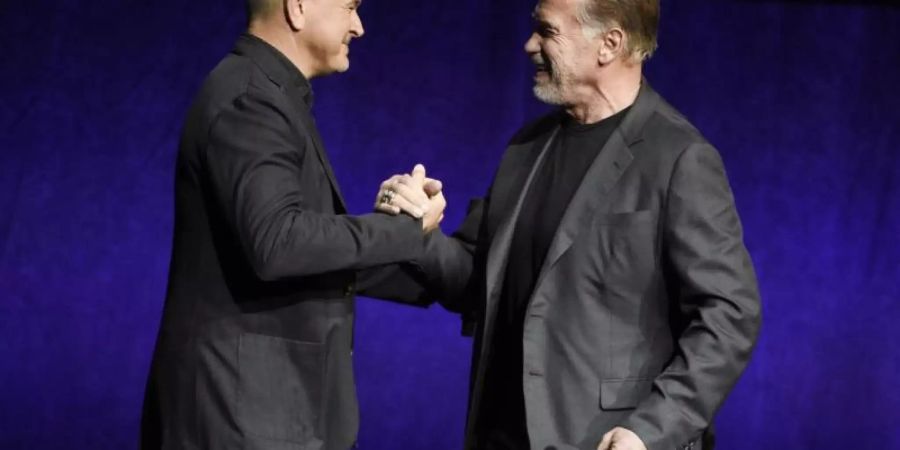 Regisseur Tim Miller (l) und Arnold Schwarzenegger auf der CinemaCon. Foto: Chris Pizzello/Invision/AP