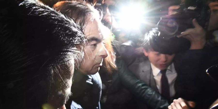 Carlos Ghosn verlässt am Mittwoch das Büro seines Anwalts in Tokio. Foto: Sadayuki Goto/Kyodo News/AP