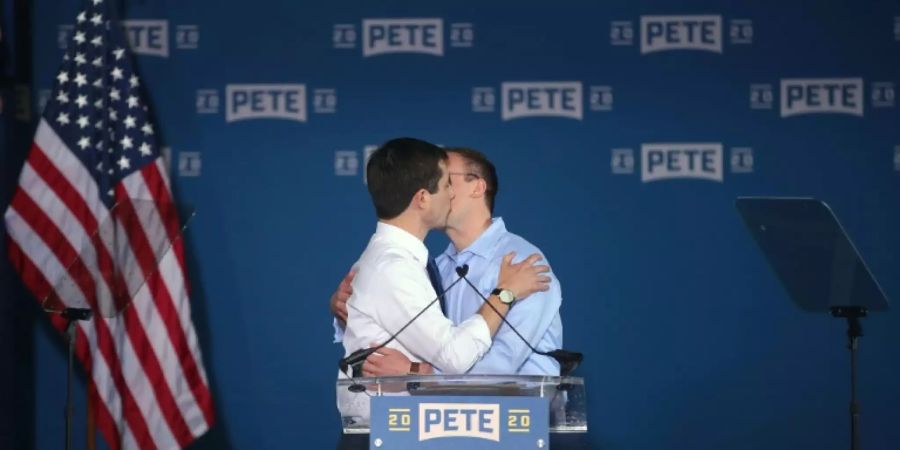 Pete Buttigieg küsst seinen Mann Chasten