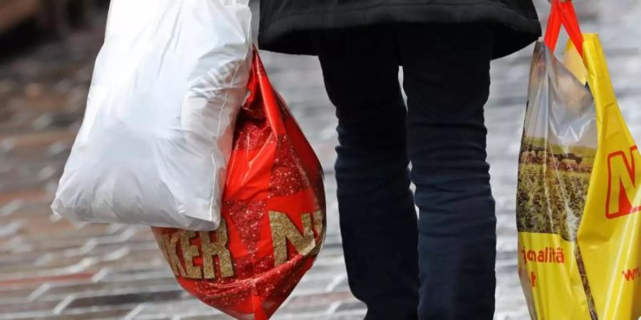 Kunden in deutschen Geschäften haben im vergangenen Jahr erneut seltener zur Plastiktüte gegriffen. Foto: Bernd Wüstneck