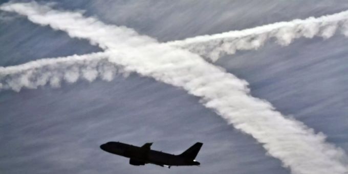 Ein Flugzeug in der Luft. Flugzeug Klima Luft CO2