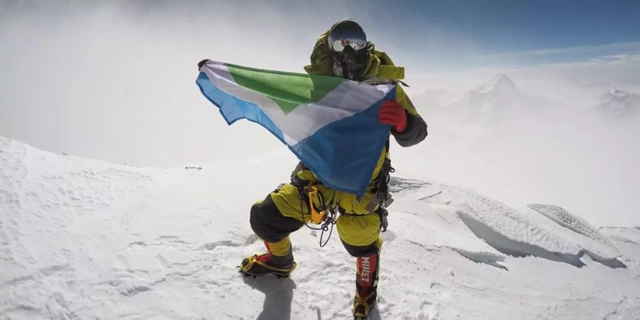 Dan Maher mit vegan Flagge