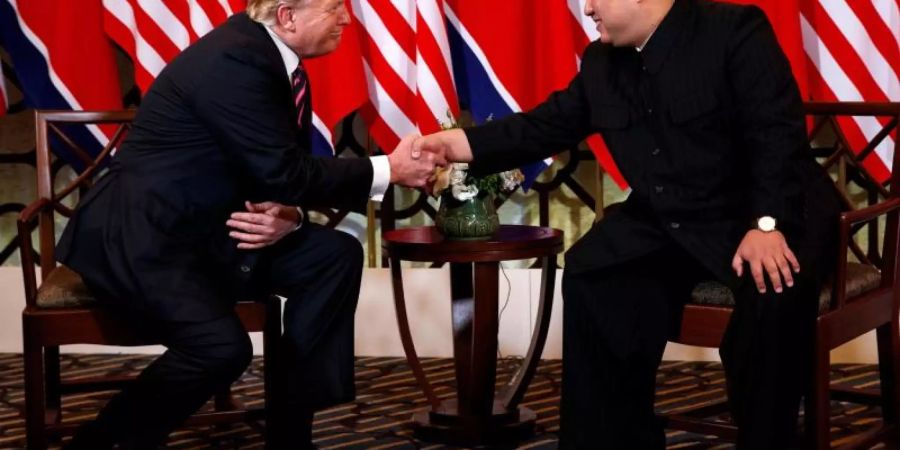 Hand drauf: Donald Trump und Kim Jong Un bei ihrem Treffen im Sofitel Legend Metropole Hanoi. Foto: Evan Vucci/AP