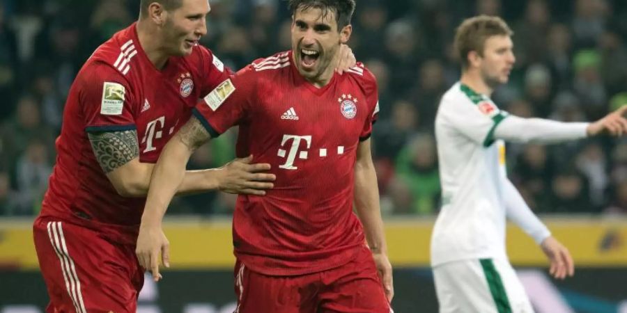 Niklas Süle (l) feiert Javi Martinez, den Torschützen zum 1:0. Foto: Federico Gambarini