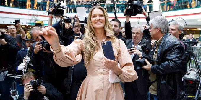 Wien im Ausnahmezustand. Elle Macpherson ist am diesjährigen Opernball der Ehrengast. Das Model ist von Fotografen umzingelt. Elle Macpherson Wiener Opernball
