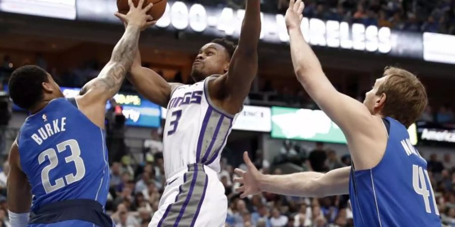 Trey Burke (l) und Dirk Nowitzki (r) verteidigen gegen Yogi Ferrell. Foto: Tony Gutierrez/AP