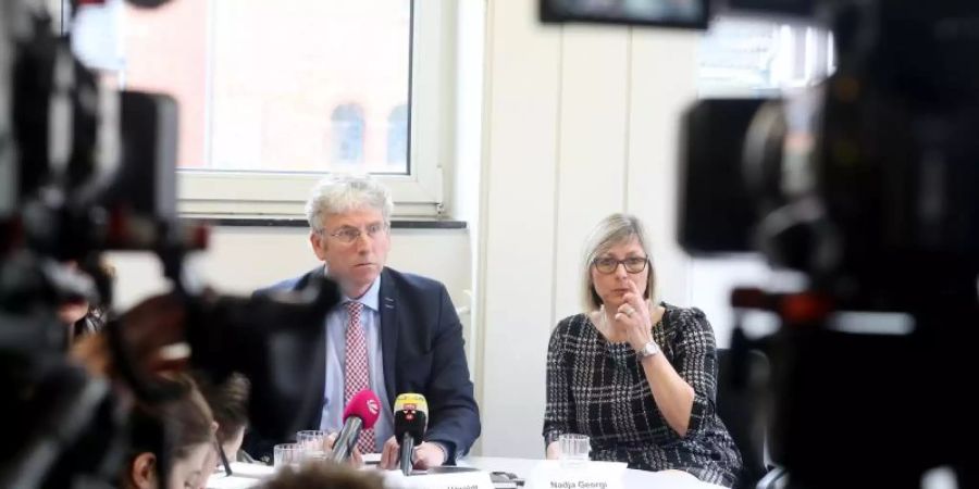 Nadja Georgi, Fachbereichsleiterin Kita-Verbund, und Pfarrer Hans Höroldt beantworten Fragen der Journalisten. Foto: Roland Weihrauch