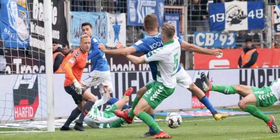 Bochums Lukas Hinterseer (M) trifft zum 3:2 gegen Fürth. Foto: Guido Kirchner