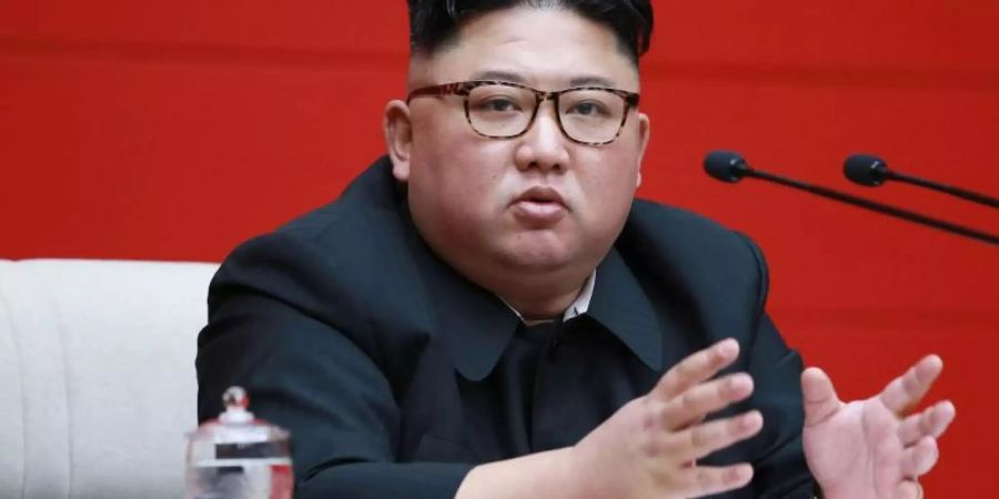 Machthaber Kim Jong auf einer Plenarsitzung des Zentralkomitees der Partei der Arbeit Koreas. Foto: KCNA