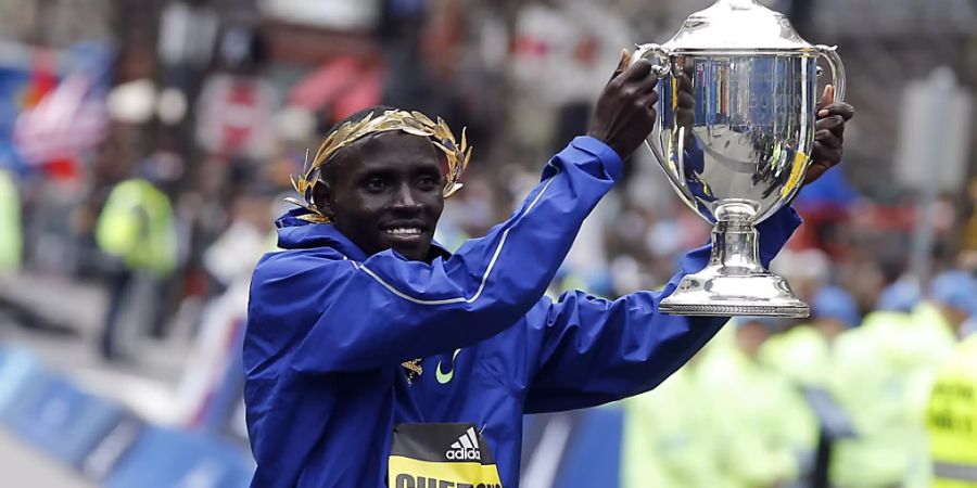 Lawrence Cherono zeigt seinen Siegerpokal vom Boston Marathon