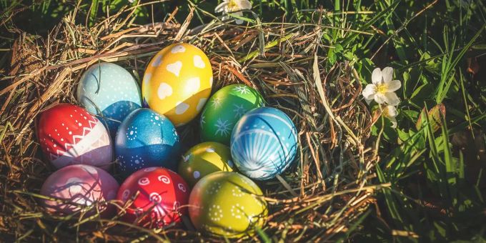 Bemalte Ostereier locken an Ostern zum Tütschen. Wie ungesund ist das darin enthaltene Cholesterin? Ostern Cholesterin Eier