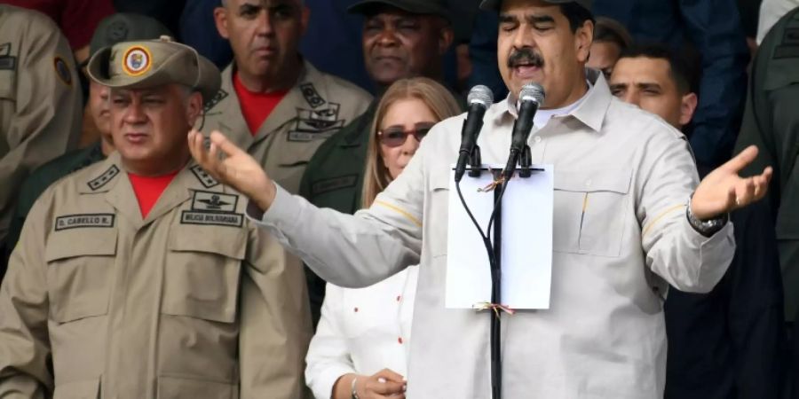 Maduro (r.) betreitet humanitäre Krise in Venezuela